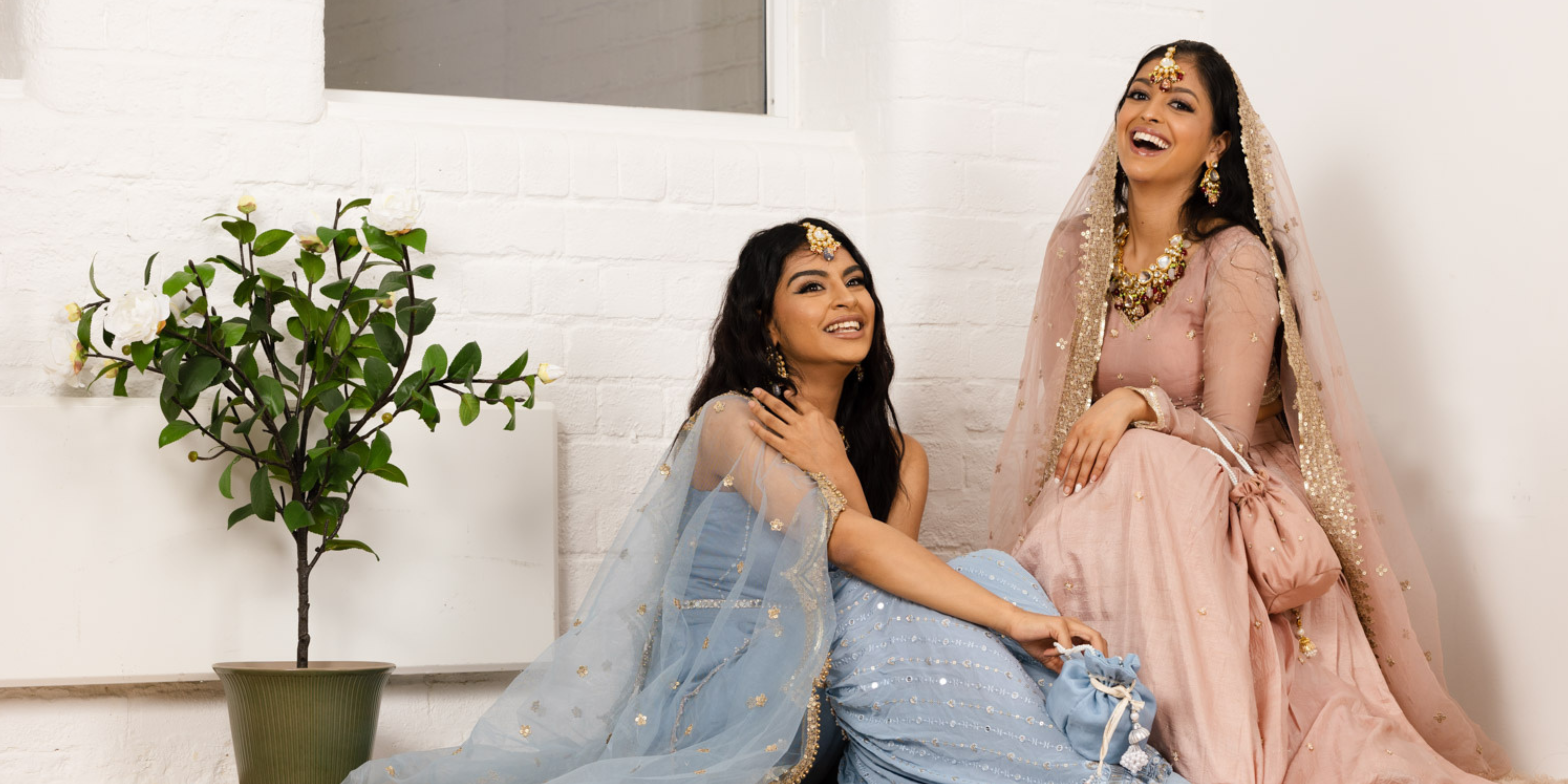 23 Latest Bride and Bridesmaids Photo Ideas That You'll Totally Love -  Pyaari Weddings